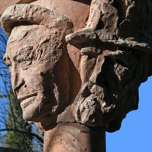 La Seu d’Urgell.- Claustre Lluís Racionero en el que destaquen personatges emblemàtics del S. XX - Capitell dedicat a Josep Pla (Esq.) i Antoni Gaudí (dreta) (2/2025)