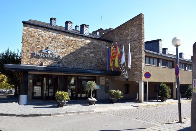 La Seu d’Urgell.- Parador de Turisme construït a partir de 1974 al voltant del claustre del Convent de Sant Domènec del S. XVIII (10/2015)