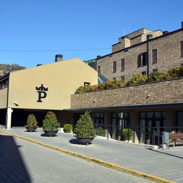 La Seu d’Urgell.- Parador de Turisme construït a partir de 1974 al voltant del claustre del Convent de Sant Domènec del S. XVIII (11/2015)