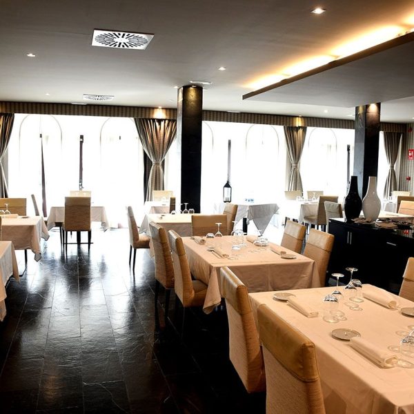 La Seu d’Urgell.- Parador de Turisme construït a partir de 1974 al voltant del claustre del Convent de Sant Domènec del S. XVIII – Menjador (4/2022)