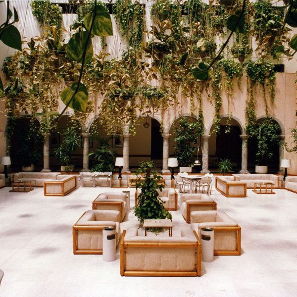 La Seu d’Urgell.- Parador de Turisme – Claustre classicista del S. XVIII del Convent de Sant Domènec desamortitzat l’any 1835 en una fotografia del 1994