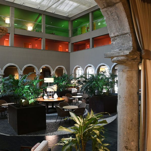 La Seu d’Urgell.- Parador de Turisme – Claustre classicista del S. XVIII del Convent de Sant Domènec una vegada rehabilitat a principis de 2000 (4/2022)