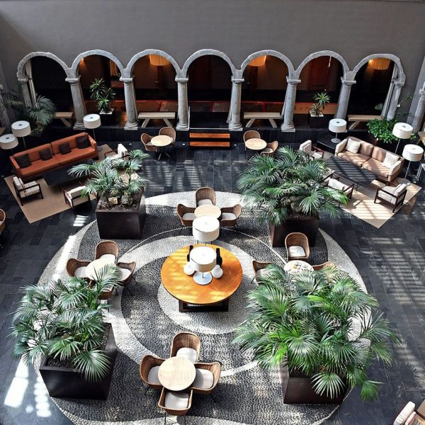 La Seu d’Urgell.- Parador de Turisme - Claustre classicista del S. XVIII del Convent de Sant Domènec que consta de quatre galeries de set arcs sobre columnes dòriques (4/2022)