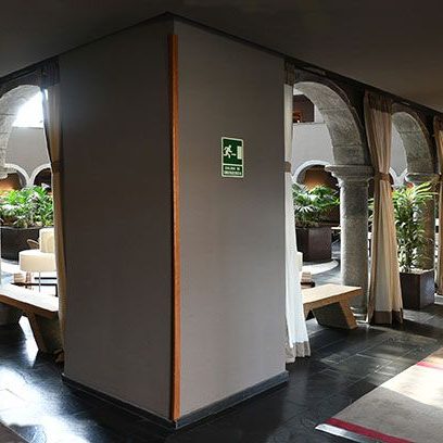 La Seu d’Urgell.- Parador de Turisme - Claustre classicista del S. XVIII del Convent de Sant Domènec que consta de quatre galeries de set arcs sobre columnes dòriques (4/2022)