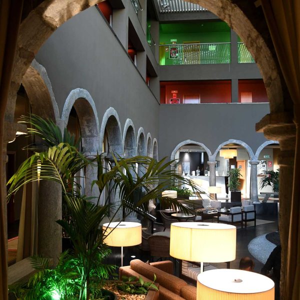 La Seu d’Urgell.- Parador de Turisme - Claustre classicista del S. XVIII del Convent de Sant Domènec que consta de quatre galeries de set arcs sobre columnes dòriques (4/2022)