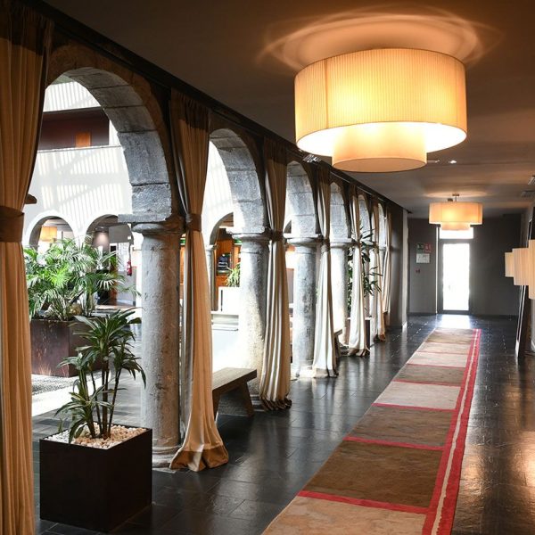 La Seu d’Urgell.- Parador de Turisme - Claustre classicista del S. XVIII del Convent de Sant Domènec que consta de quatre galeries de set arcs sobre columnes dòriques (4/2022)