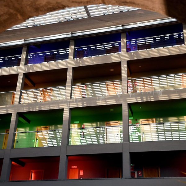 La Seu d’Urgell.- Parador de Turisme - Claustre classicista del S. XVIII del convent de Sant Domènec – Galeries de les plantes superiors abocades al claustre (4/2022)