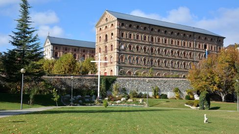 La Seu d'Urgell.- Seminari Conciliar amb la façana de línies neoromàniques del 1860 que va substituir l’antic fundat l’any 1592 ubicat a on avui hi ha la Casa Missió (10/2015)