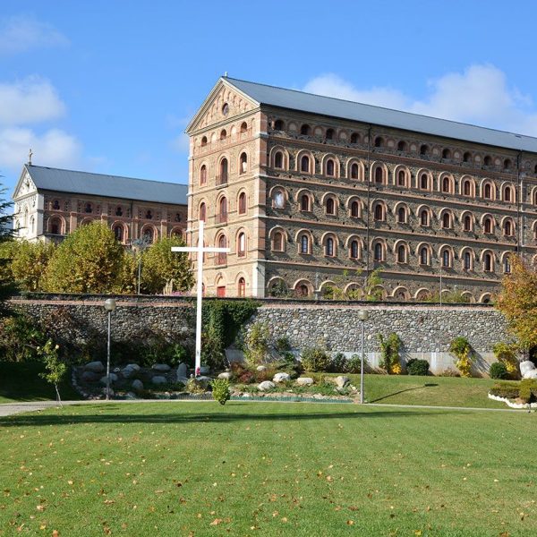 La Seu d'Urgell.- Seminari Conciliar amb la façana de línies neoromàniques del 1860 que va substituir l’antic fundat l’any 1592 ubicat a on avui hi ha la Casa Missió (10/2015)