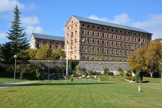 La Seu d'Urgell.- Seminari Conciliar amb la façana de línies neoromàniques del 1860 que va substituir l’antic fundat l’any 1592 ubicat a on avui hi ha la Casa Missió (10/2015)