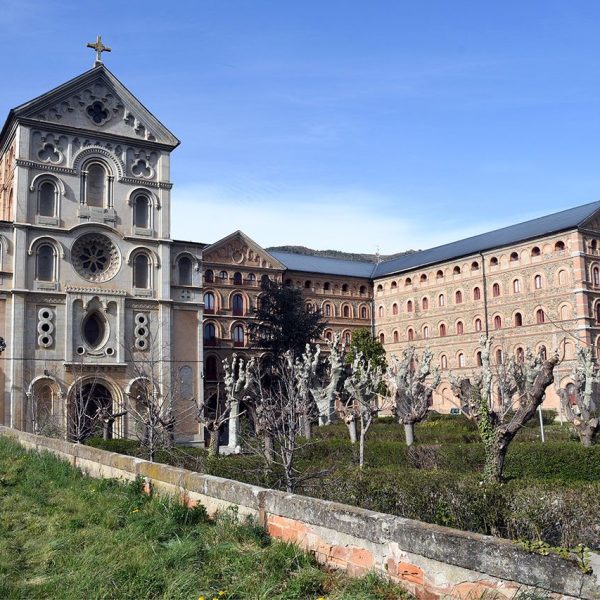 La Seu d’Urgell.- Seminari Conciliar d’estil neoromànic amb la façana en forma de E concebut pel bisbe Josep Caixal fet per l’arquitecte Romà Samsó el 1860 (4/2022)