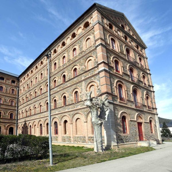 La Seu d’Urgell.- Seminari Conciliar d’estil neoromànic amb la façana en forma de E – Braç dret de l’edifici orientat al sud que consta de quatre plantes i golfes (4/2022)