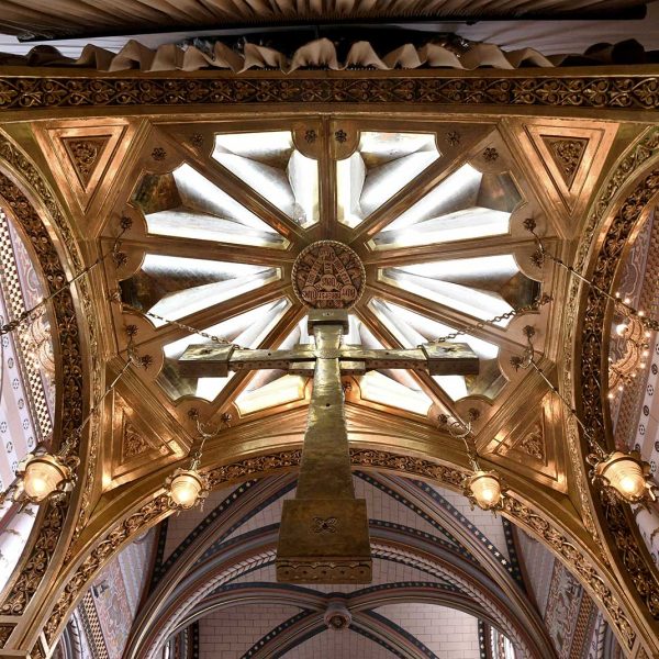 La Seu d’Urgell.- Capella neoromànica del Seminari Conciliar – Baldaquí sostingut per quatre columnes amb capitells on hi ha representats els quatre Evangelistes (4/2022)