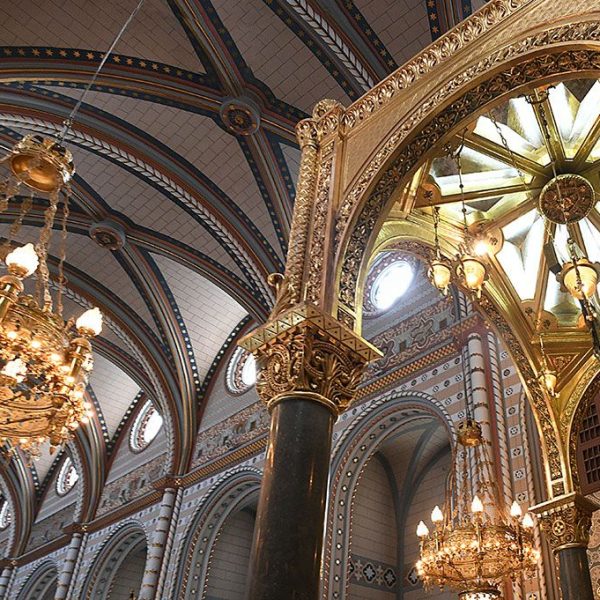 La Seu d’Urgell.- Capella neoromànica del Seminari Conciliar – Baldaquí sostingut per quatre columnes amb capitells on hi ha representats els quatre Evangelistes (4/2022)