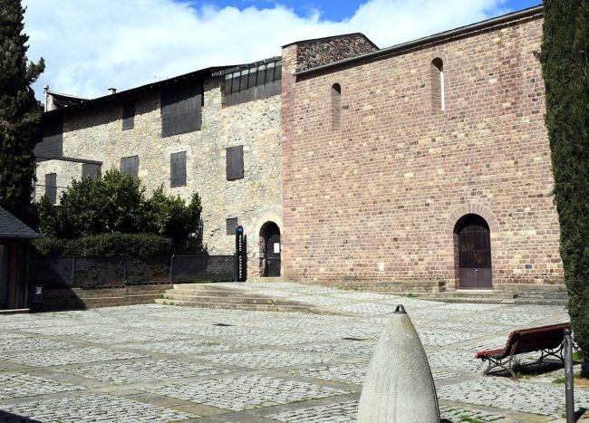 La Seu d’Urgell.- Museu Diocesà d’Urgell creat l’any 1957. Mostra una col·lecció d’objectes religiosos de tota la diòcesi des de el S. X al XVIII que inclou pintura, escultura i orfebreria, Etc.(3/2025