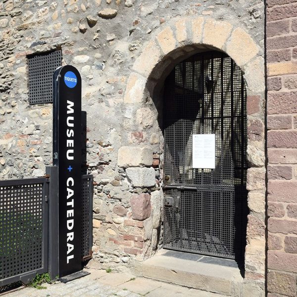 La Seu d’Urgell.- Museu Diocesà d’Urgell creat l’any 1957. Mostra una col·lecció d’objectes religiosos de tota la diòcesi des de el S. X al XVIII que inclou pintura, escultura i orfebreria, Etc.(4/2025