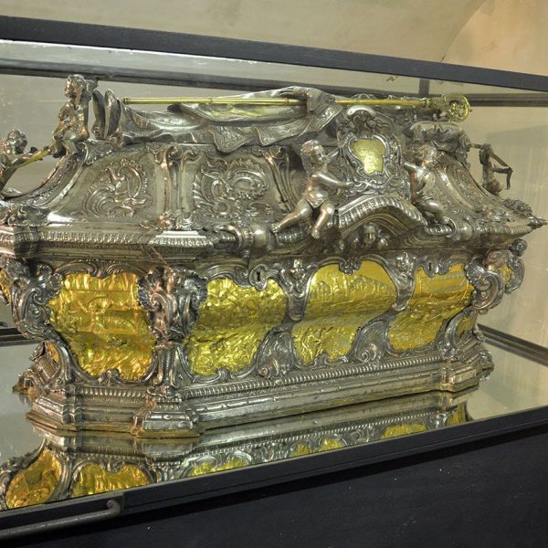 La Seu d’Urgell.- Museu Diocesà d’Urgell - Urna de Sant Ermengol de Pere Llopart (1755), es un dels millors exemplars d’orfebreria del S. XVIII (10/2015)