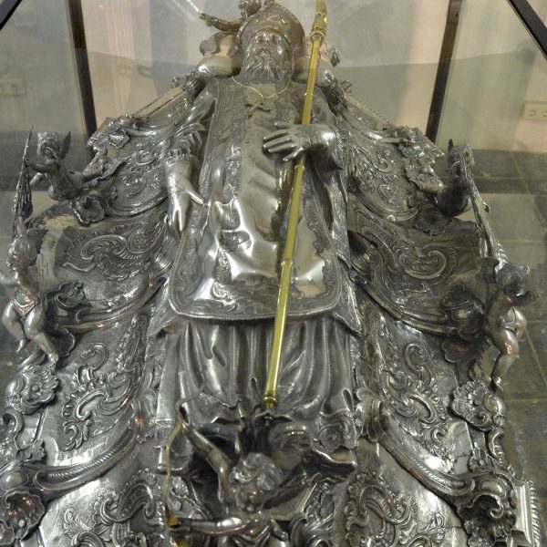 La Seu d’Urgell.- Museu Diocesà d’Urgell – Urna de Sant Ermengol de Pere Llopart (1755). Té forma de sepulcre de planta octogonal amb la tapa coronada per la figura del Sant (10/2015)