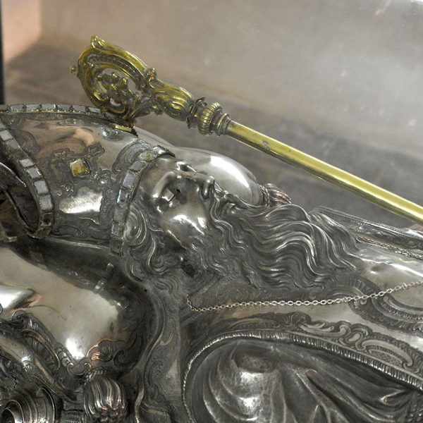 La Seu d’Urgell.- Museu Diocesà d’Urgell – Urna de Sant Ermengol de Pere Llopart (1755). Té forma de sepulcre de planta octogonal amb la tapa coronada per la figura del Sant (10/2015)