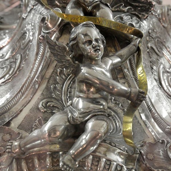 La Seu d’Urgell.- Museu Diocesà d’Urgell – Urna de Sant Ermengol de Pere Llopart (1755). Al seu voltant es representen dotze episodis de la vida del Sant (10/2015)