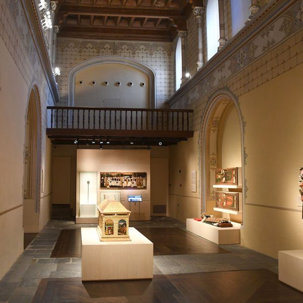 La Seu d’Urgell.- Capella de la Pietat del Museu Diocesà d’estil renaixentista del S. XVI – Vista del fons de la nau amb coberta plana sostinguda per un embigat de fusta (2/2025)