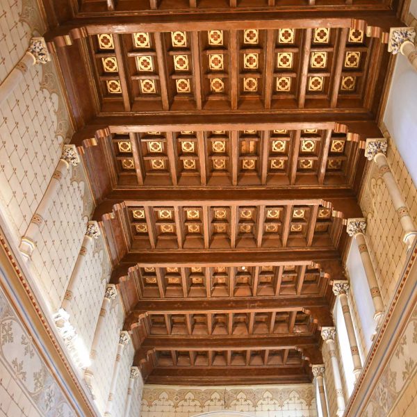 La Seu d’Urgell.- Capella de la Pietat del Museu Diocesà d’estil renaixentista del S. XVI – Vista del fons de la nau amb coberta plana sostinguda per un embigat de fusta (2/2025)