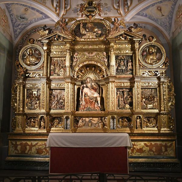 La Seu d’Urgell.- Capella de la Pietat del Museu Diocesà - Retaule renaixentista de la Pietat de Jeroni Xanxo (1548/1550) pintat i daurat el 1573 per A. Peitaví i M. Verdaguer(2/2025)