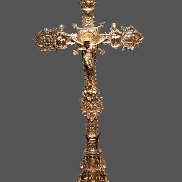 La Seu d’Urgell.- Capella de la Pietat del Museu Diocesà – Creu processional d’argent repussat parcialment daurat (1562-91) originària d’aquesta mateixa capella (2/2025)