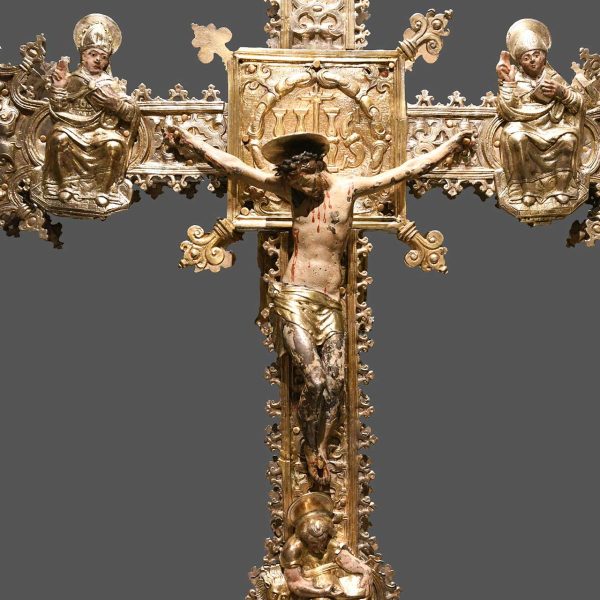 La Seu d’Urgell.- Capella de la Pietat del Museu Diocesà – Creu processional d’argent repussat parcialment daurat (1562-91) originària d’aquesta mateixa capella (2/2025)