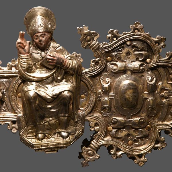 La Seu d’Urgell.- Capella de la Pietat del Museu Diocesà – Creu processional d’argent repussat parcialment daurat (1562-91) originària d’aquesta mateixa capella (2/2025)