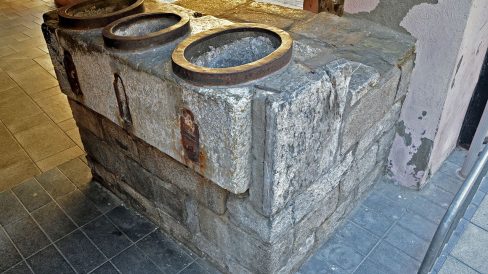 La Seu d’Urgell.- Mesures de Gra del Carrer Major que testimonien la importància del seu mercat. Son dues i tenen 3 embuts metàl·lics amb unes portelles per empaquetar el gra (11/2015)