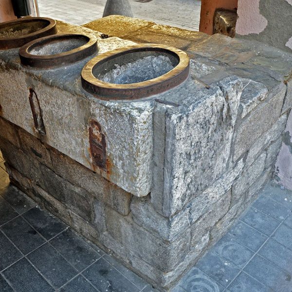 La Seu d’Urgell.- Mesures de Gra del Carrer Major que testimonien la importància del seu mercat. Son dues i tenen 3 embuts metàl·lics amb unes portelles per empaquetar el gra (11/2015)