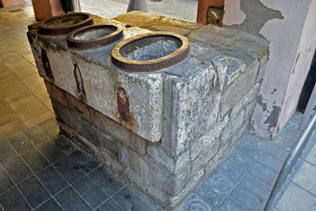 La Seu d’Urgell.- Mesures de Gra del Carrer Major que testimonien la importància del seu mercat. Son dues i tenen 3 embuts metàl·lics amb unes portelles per empaquetar el gra (11/2015)