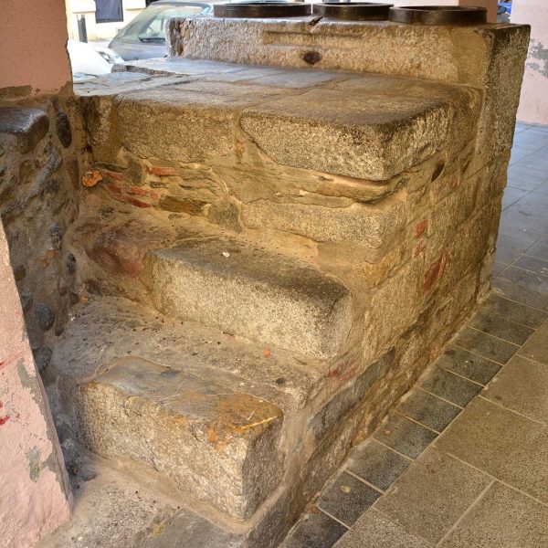 La Seu d’Urgell.- Mesura de Gra del Carrer Major de l’any 1840 segons indica la data gravada. Es caracteritza pels esglaons de pedra per accedir als embuts i bolcar el gra (11/2015)