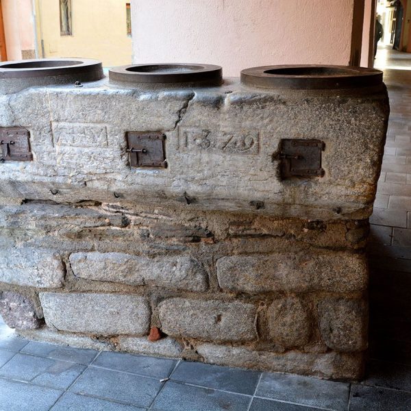 La Seu d’Urgell.- Mesura de Gra del Carrer Major de l’any 1579 encara que la data gravada indica 1379 per haver-se canviat el 5 per un 3 i donar un relleu més antic a la mesura (11/2015)