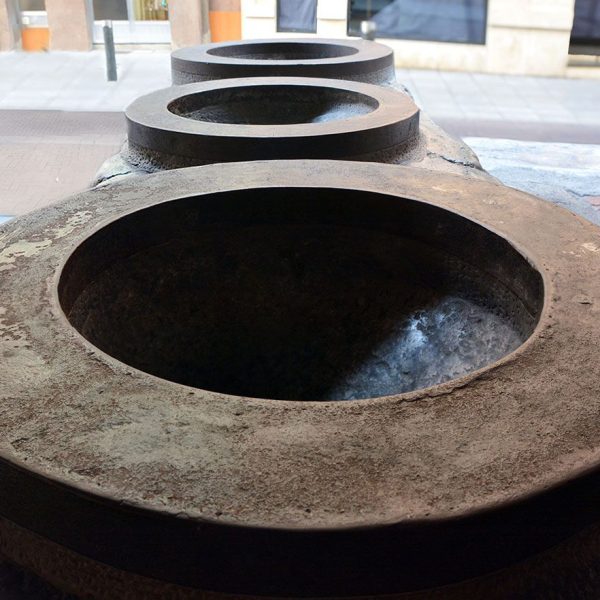 La Seu d’Urgell.- Mesura de Gra del Carrer Major de l’any 1579 – Embocadures metàl·liques dels tres recipients corresponents a la mesura de l’any 1579 (11/2015