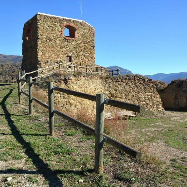 La Seu d’Urgell.- Torre Solsona, es una torre de defensa avançada del castell de Ciutat construïda en el S. XII situada en un turó sobre La Seu d’Urgell (11/2015)