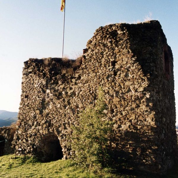 La Seu d’Urgell.- Torre Solsona, S. XII, es una torre de defensa avançada del Castell de Ciutat – Vista de la torre abans de la seva restauració l’any 2014 (11/2003)