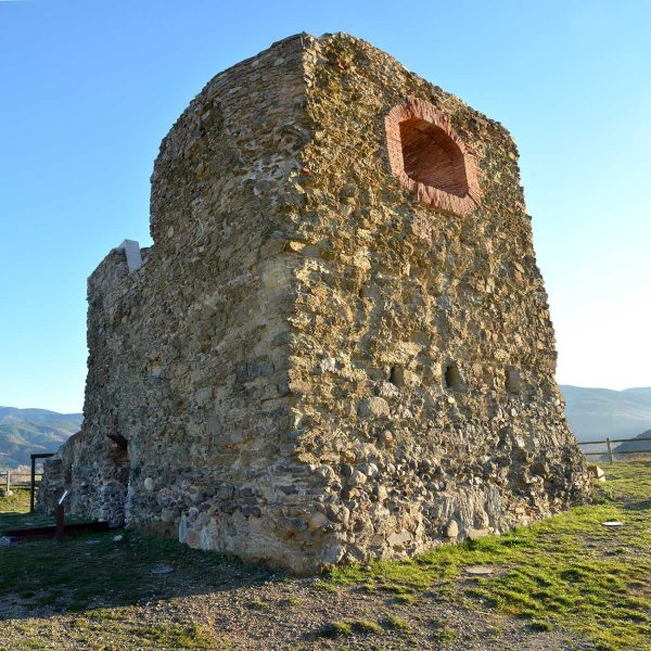 La Seu d’Urgell.- Torre Solsona, S. XII, es una torre de defensa avançada del Castell de Ciutat una vegada restaurada l’any 2014 i on es divisa una tronera per l’artilleria (11/2015)