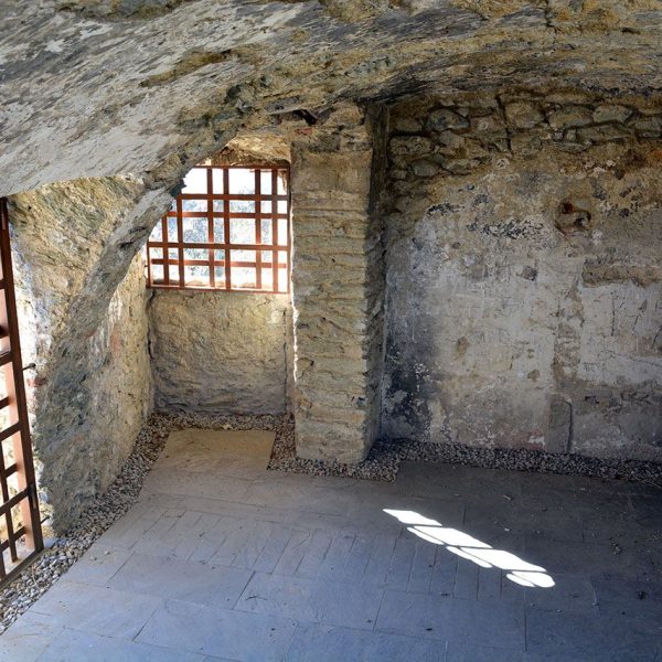 La Seu d’Urgell.- Torre Solsona, S. XII, es una torre de defensa avançada del Castell de Ciutat – Sala interior corresponent a la cisterna amb una capacitat de 5 m3. i magatzems (11/2015