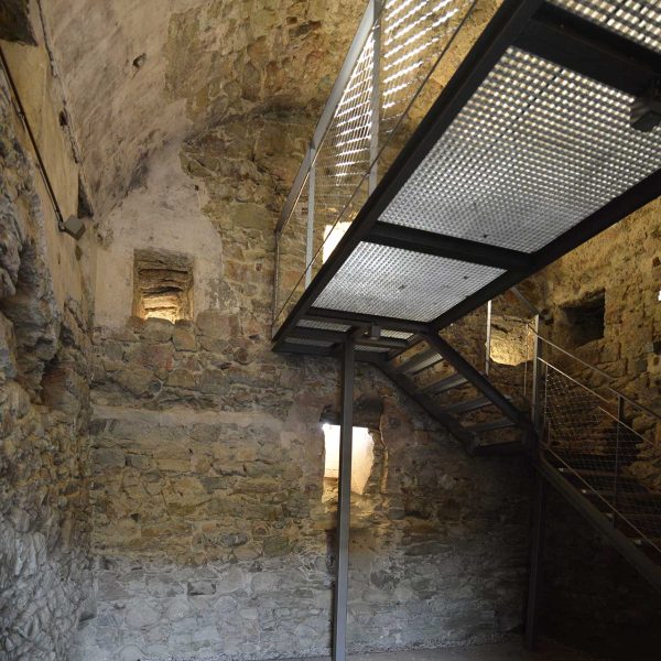 La Seu d’Urgell.- Torre Solsona, S. XII, es una torre de defensa avançada del Castell de Ciutat – Sala interior de volta apuntada (11/2015)