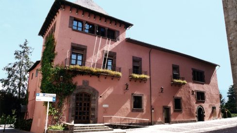 Seu d’Urgell.- Ajuntament renaixentista del S. XVIII originari de l’any 1473 construït damunt les restes de l’església de Santa Eulàlia (10/2004)