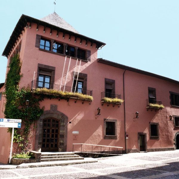 Seu d’Urgell.- Ajuntament renaixentista del S. XVIII originari de l’any 1473 construït damunt les restes de l’església de Santa Eulàlia (10/2004)