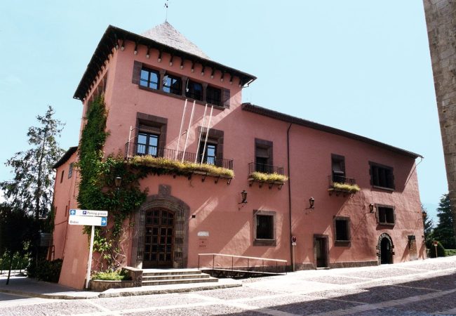 Seu d’Urgell.- Ajuntament renaixentista del S. XVIII originari de l’any 1473 construït damunt les restes de l’església de Santa Eulàlia (10/2004)