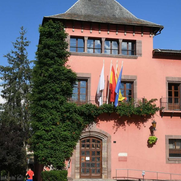 Seu d’Urgell.- Ajuntament renaixentista del S. XVIII originari de l’any 1473 de dos plantes amb una torre a l’angle de tres. A la planta baixa es troba la porta d’arc rebaixat (7/2025)