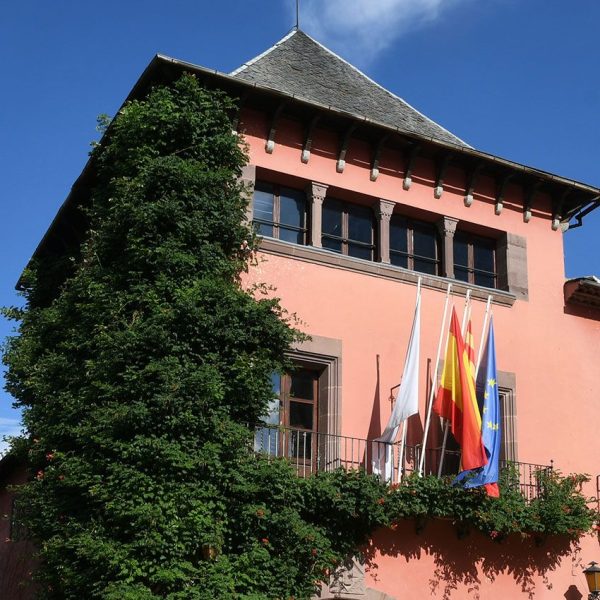 Seu d’Urgell.- Ajuntament renaixentista del S. XVIII originari de l’any 1473 de dos plantes amb una torre a l’angle de tres coberta a quatre vessants (7/2025)