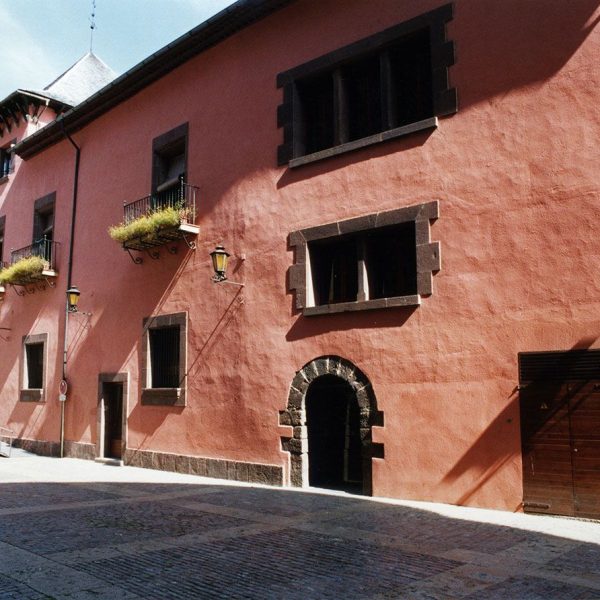 Seu d’Urgell.- Ajuntament renaixentista del S. XVIII – Façana principal amb una porta d’arc de mig punt que dona accés a les restes de l’església de Sta. Eulàlia del S. XI (10/2004)