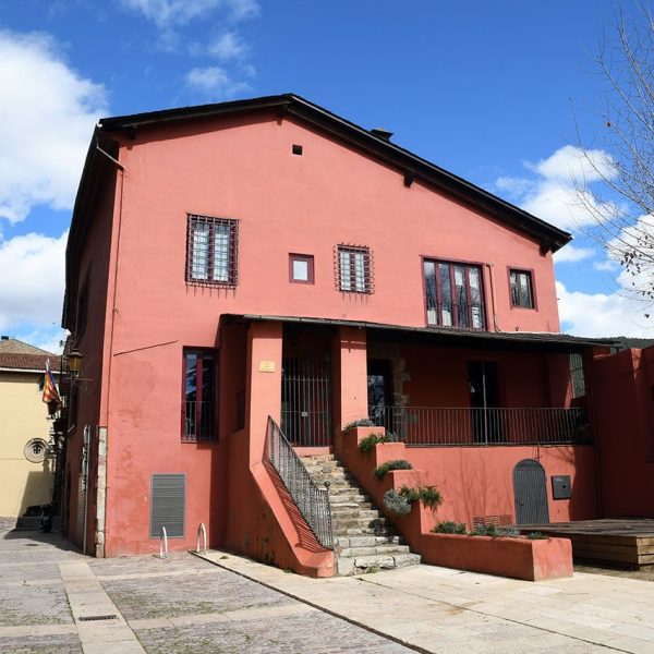 Seu d’Urgell.- Ajuntament renaixentista del S. XVIII – Part posterior de l’edifici que dona a l’exterior a través d’una galeria porxada (3/2025)