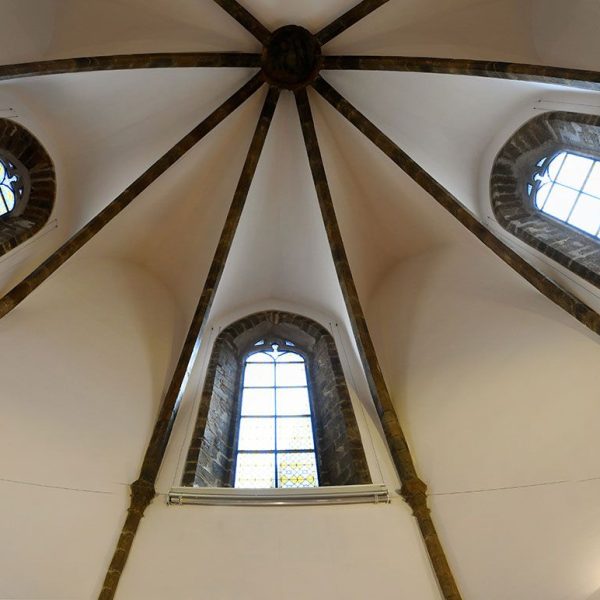 Seu d’Urgell.- Convent gòtic de Sant Domènec, S. X – Vista de l’absis poligonal on hi han obertes tres finestres d’arc apuntat i cobert amb volta nervada (8/2025)