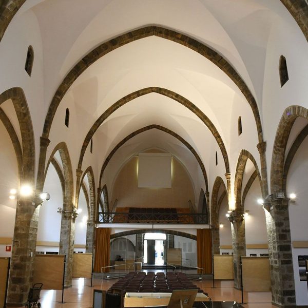 Seu d’Urgell.- Convent gòtic de Sant Domènec, S. X – Vista del fons de la nau coberta amb volta apuntada i sis capelles laterals obertes a la nau per arcs apuntats (8/2025)